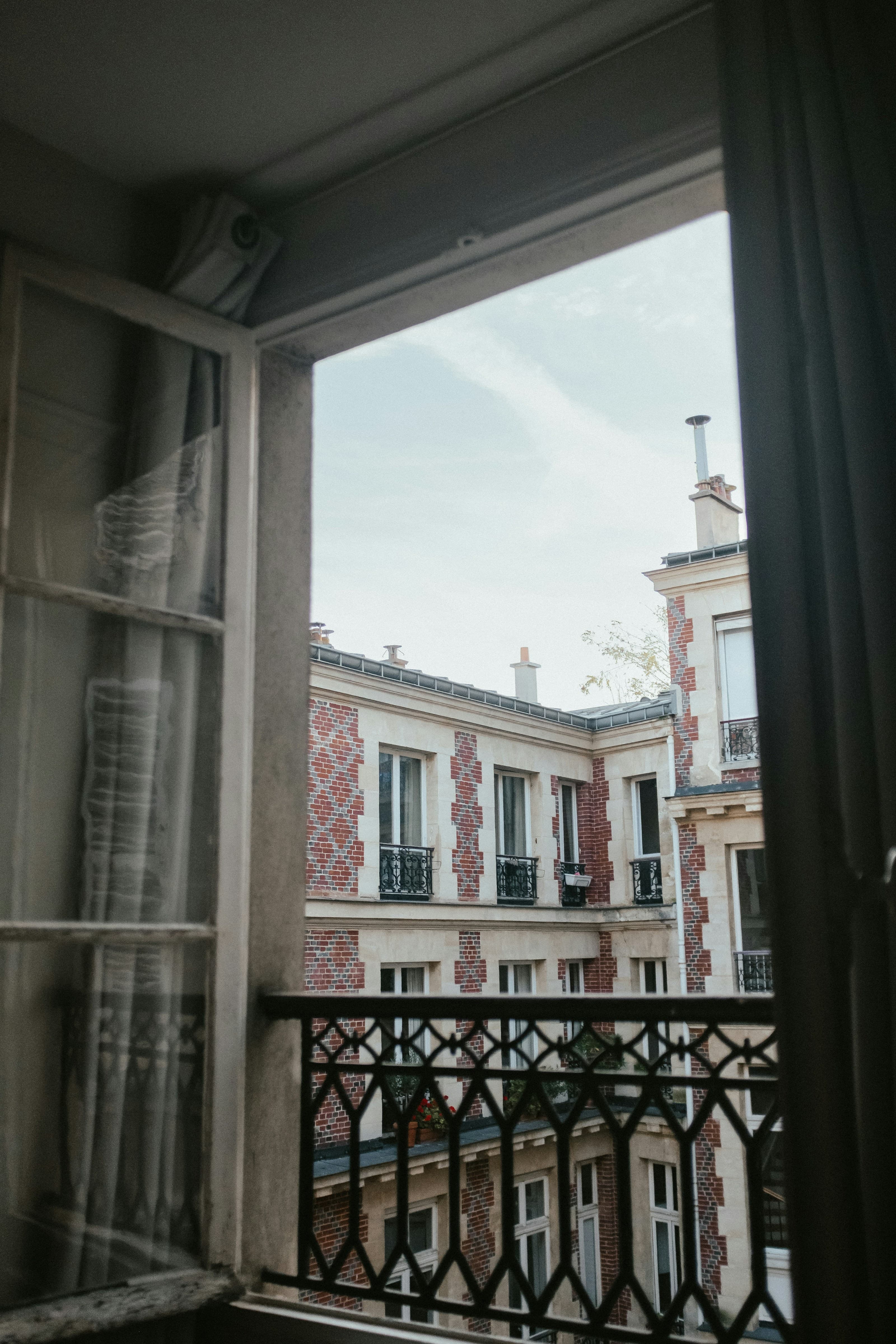 Moment de détente près d'une fenêtre lumineuse, dans un logement accompagné