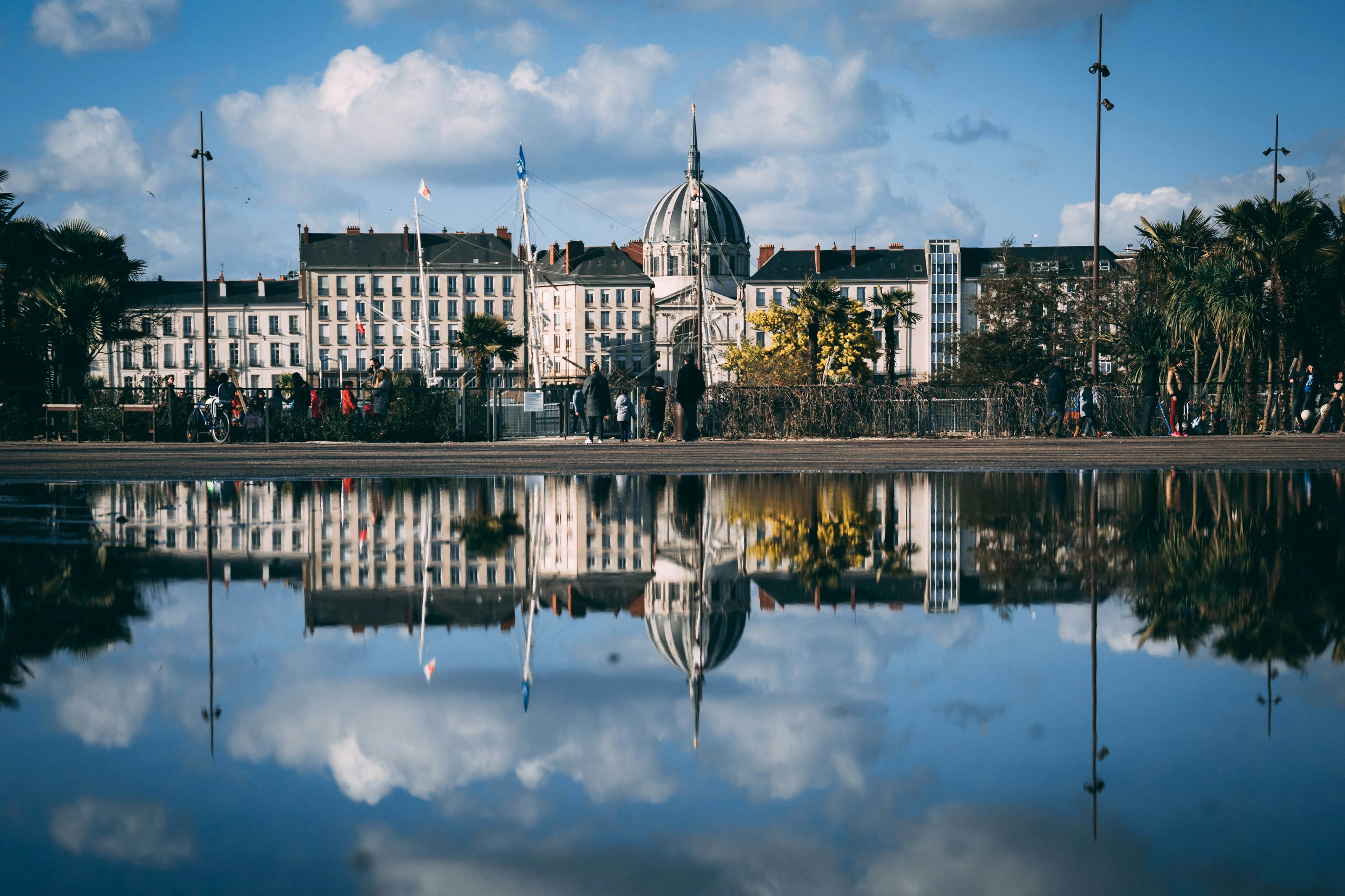 Le miroir d'eau de Nantes reflétant les façades du centre historique
