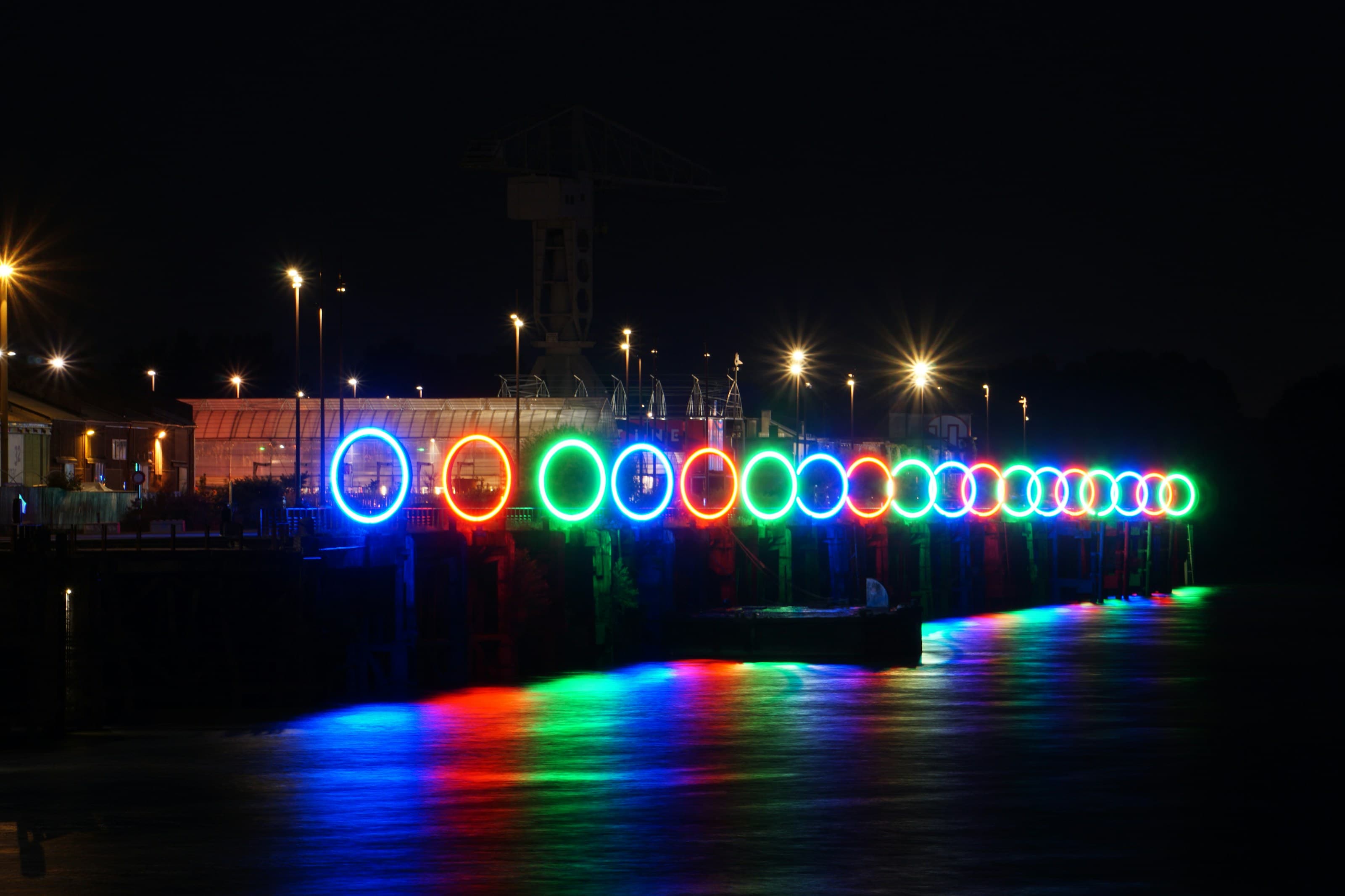 Les anneaux de Buren illuminés sur les quais de l'île de Nantes, la nuit