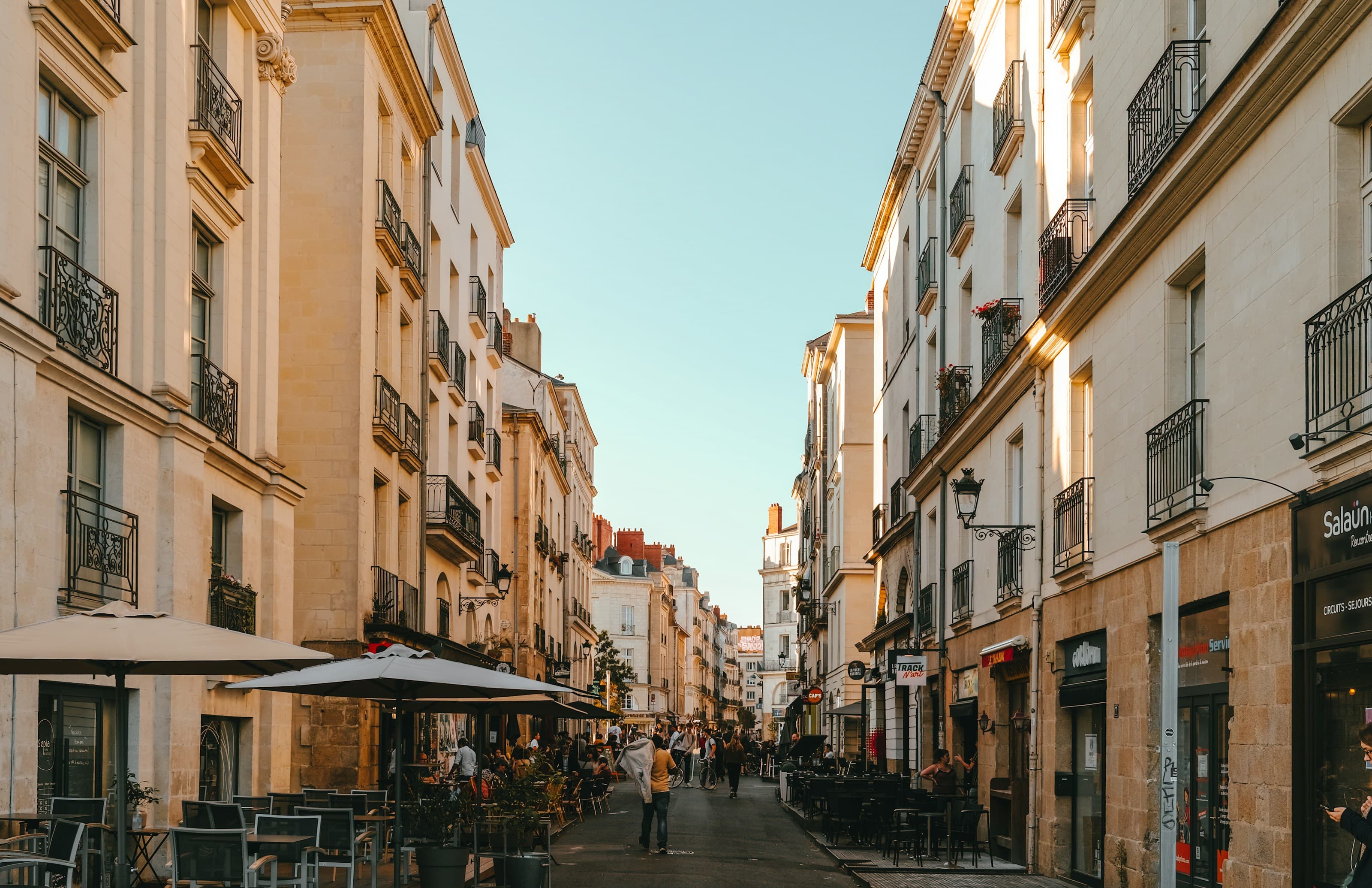 Rue du centre historique de Nantes dans la lumière du matin