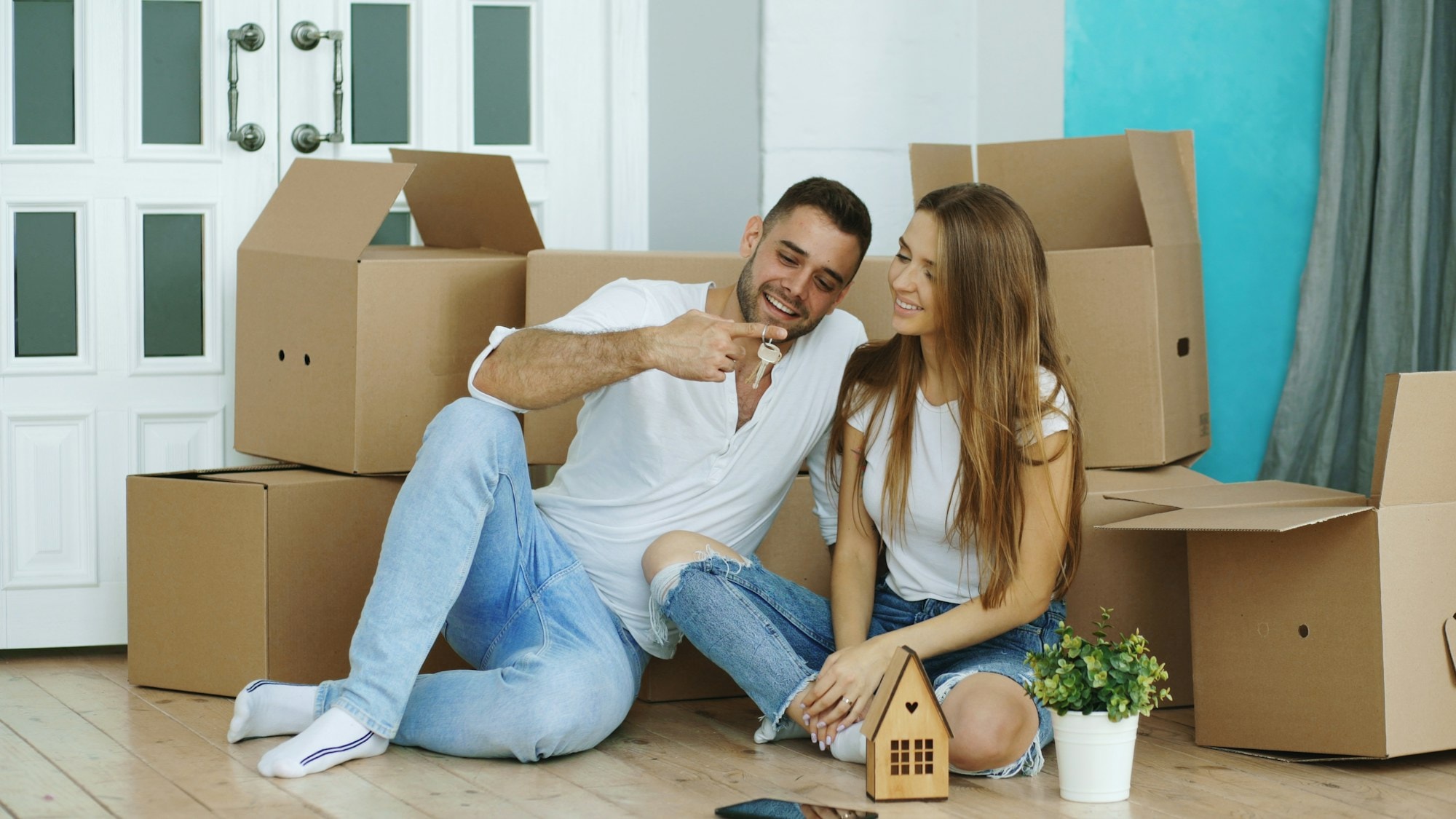 Un couple installé dans son nouvel appartement, clés en main